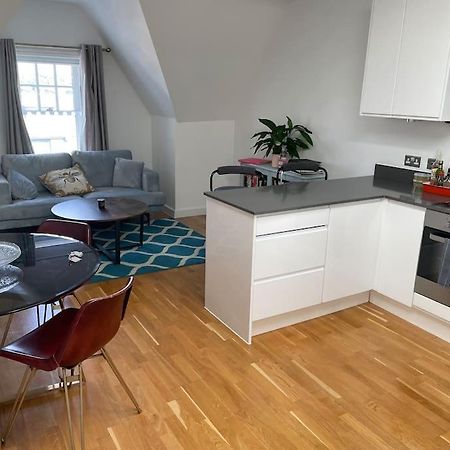 Lovely 2-Bed Flat With Well Equipped Kitchen Appartement Ealing Buitenkant foto
