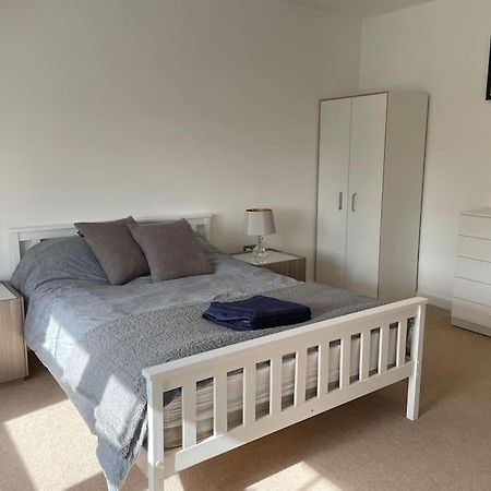 Lovely 2-Bed Flat With Well Equipped Kitchen Appartement Ealing Buitenkant foto