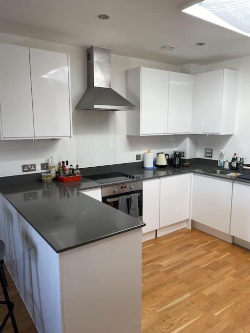 Lovely 2-Bed Flat With Well Equipped Kitchen Appartement Ealing Buitenkant foto