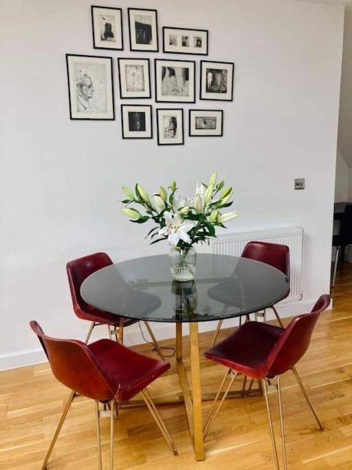 Lovely 2-Bed Flat With Well Equipped Kitchen Appartement Ealing Buitenkant foto